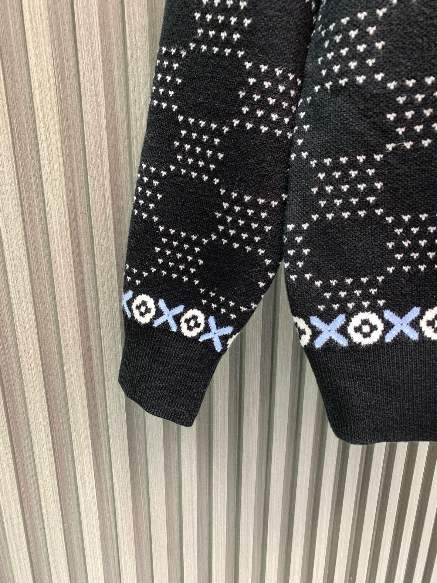 🅿️400 🀄️ Louis Vuitton Louis Vuitton 25Fw new autumn and winter style, full-print logo pattern crew neck sweater, exclusive high-end production, a style that people will fall in love with at first sight, full of Louis Vuitton style, using customized fabrics, the version is very good, it can have the lazy taste of the street, but also very casual and western style, the texture is super good, babies must arrange it